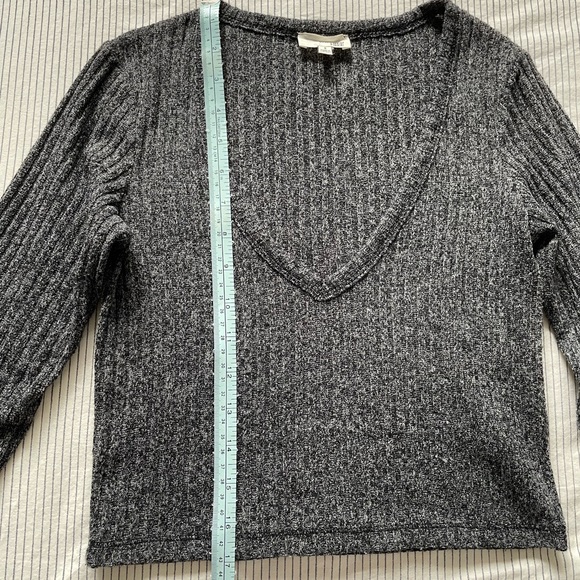 Aritzia Wilfred Ribbed Long-sleeve V-neck Crop Top - Heather Grey - Picture 3 of 3